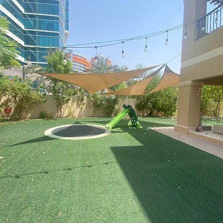 Spacious 4-Bedroom Villa, Children Friendly Дубай Екстериор снимка