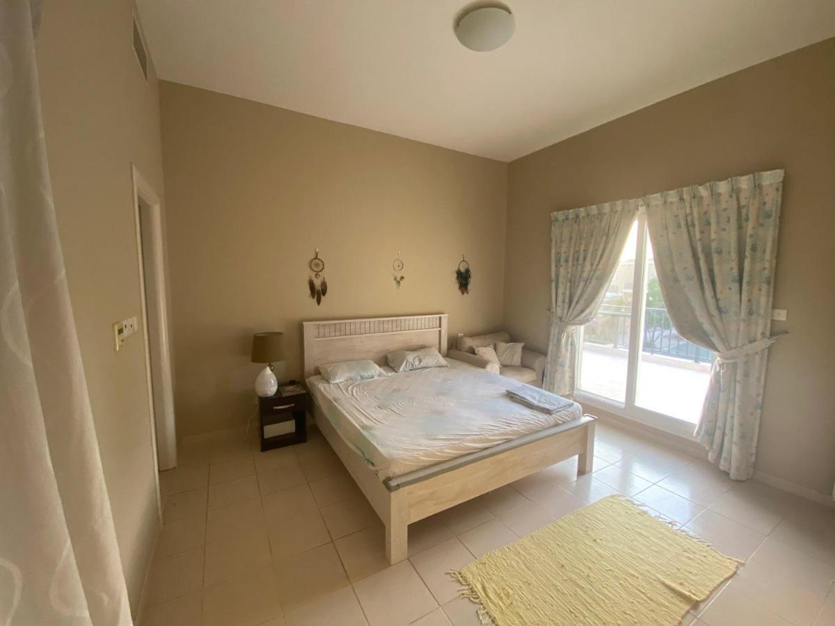Spacious 4-Bedroom Villa, Children Friendly Дубай Екстериор снимка