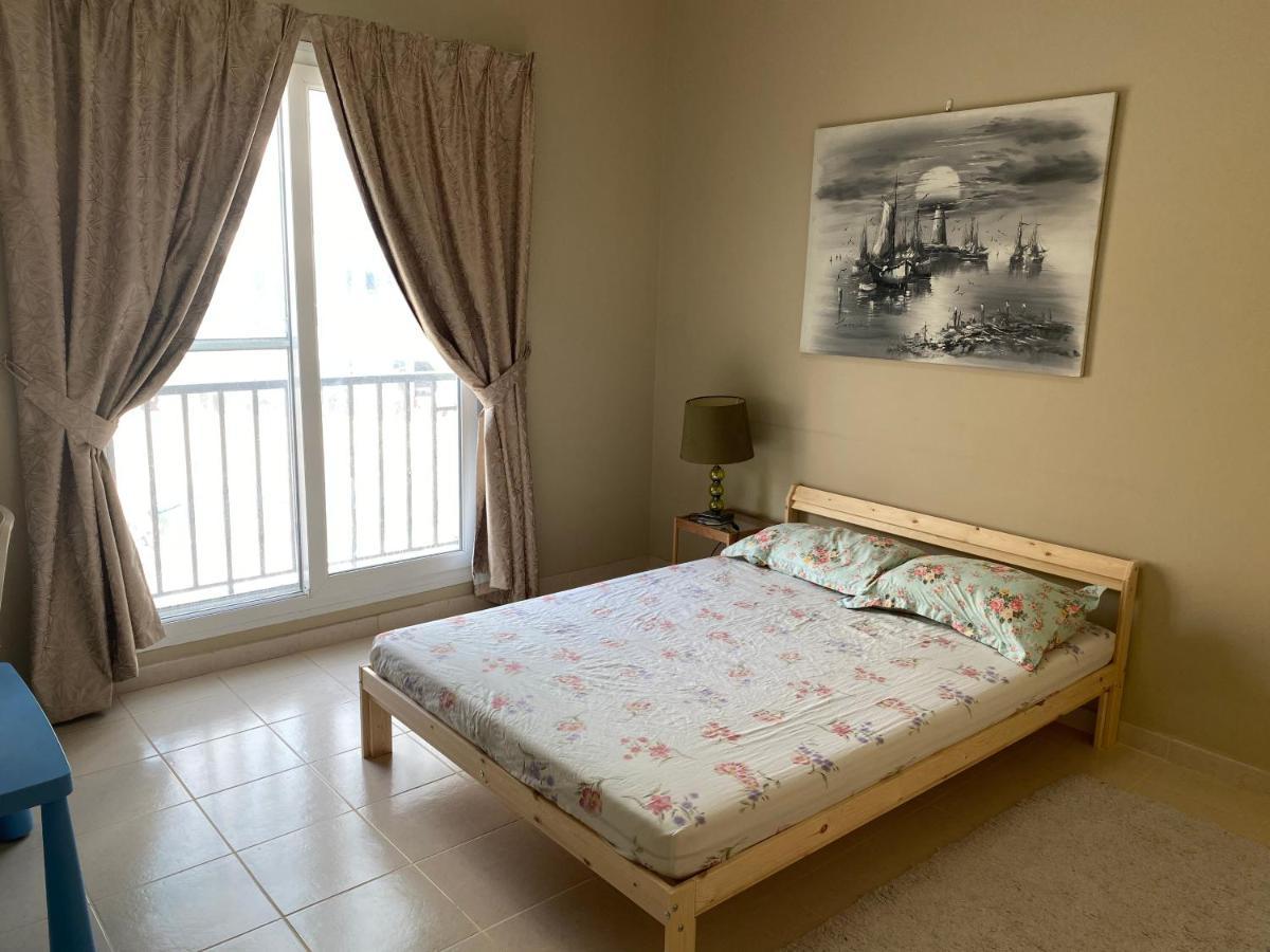 Spacious 4-Bedroom Villa, Children Friendly Дубай Екстериор снимка